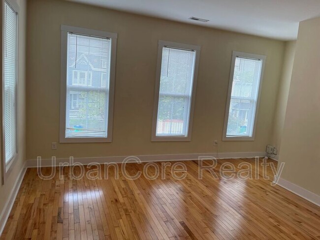 Foto del edificio - 3508 E Clay St