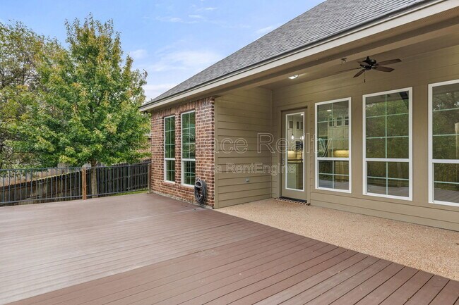 Building Photo - 19 N Shore Cir