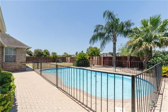 Building Photo - 3003 El Jardin St
