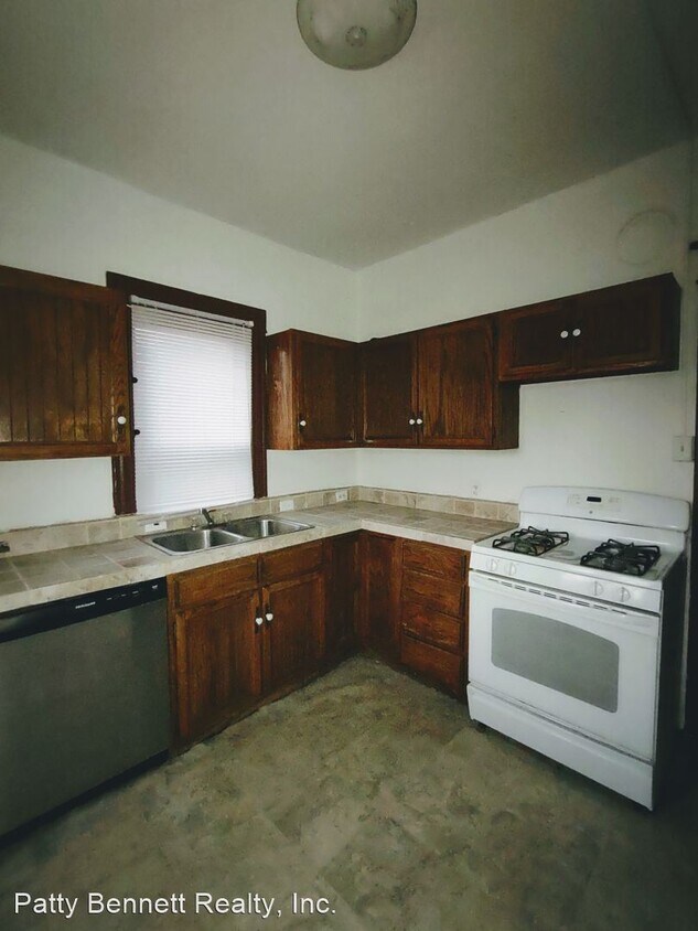 Primary Photo - 3 br, 1 bath House - 914 E 18th St