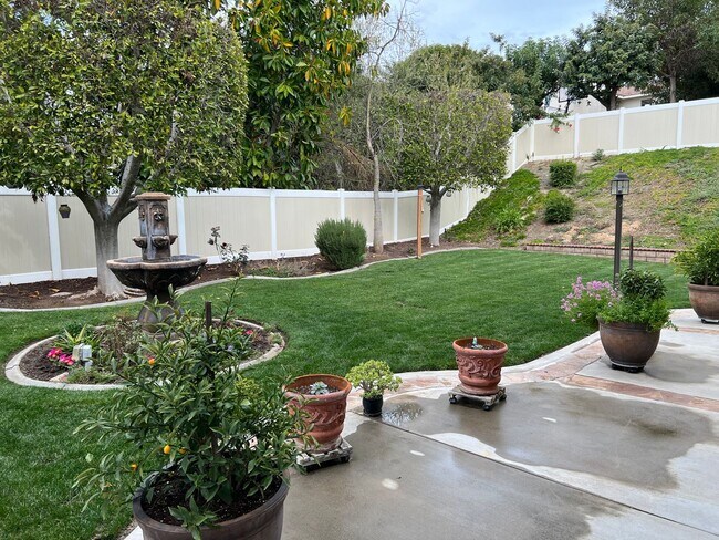 Foto del edificio - Gorgeous and spacious 5 bedroom FURNISHED home in Canyon Crest for rent!