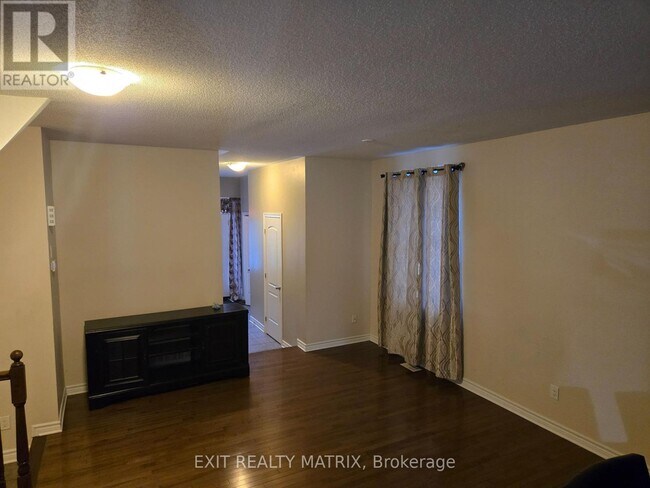 Building Photo - 717 Hazelnut Crescent