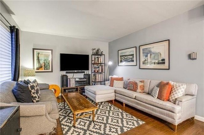 Foto del edificio - 5014 Les Chateaux Dr