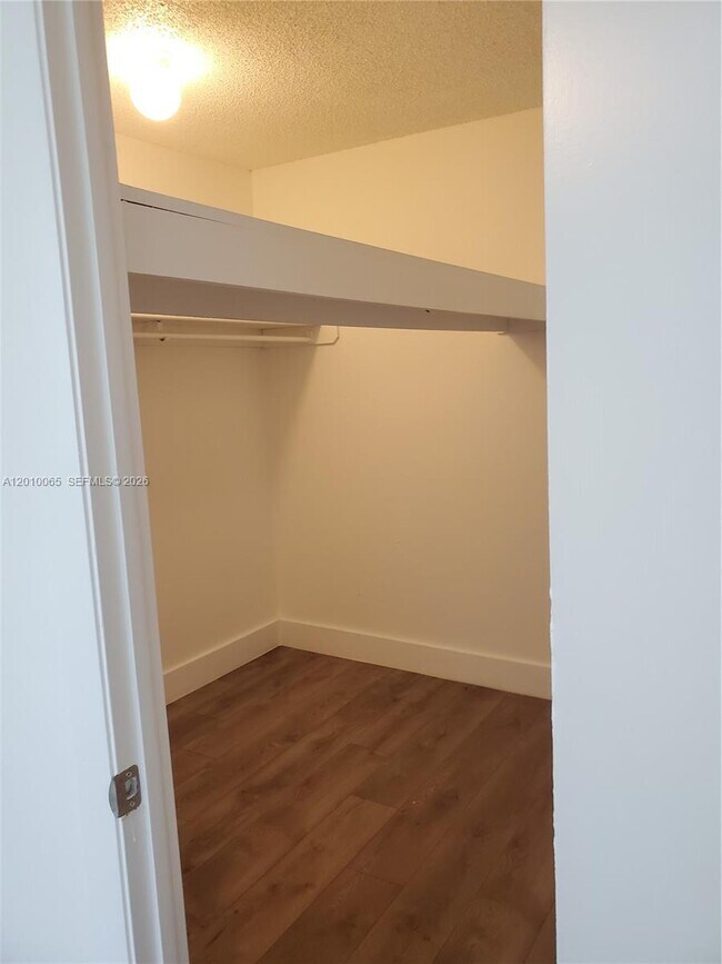 Foto del edificio - 496 NW 165th St