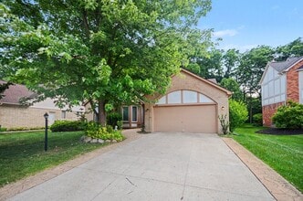 Building Photo - 456 Essex Dr