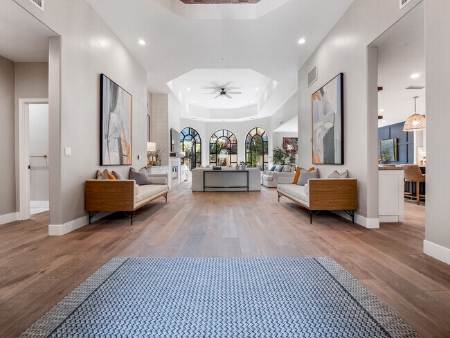 Luminoso, espacioso y ventilado, con muebles de alta gama muy cómodos. - 8437 N 84th St