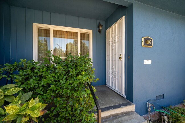 Foto del edificio - 2 bedroom, den and 1.5 bath, a few blocks of SPHS