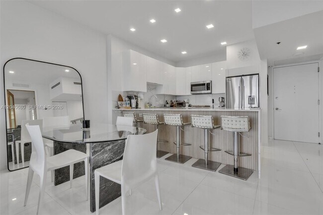 Photo - 5701 Collins Ave (Miami Beach, FL) Apartment