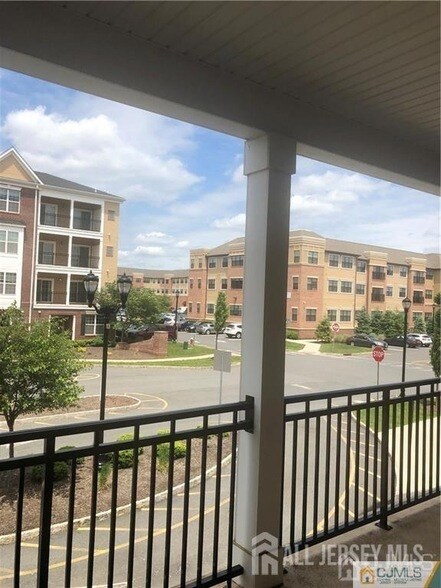 Building Photo - 613 Doral Ct