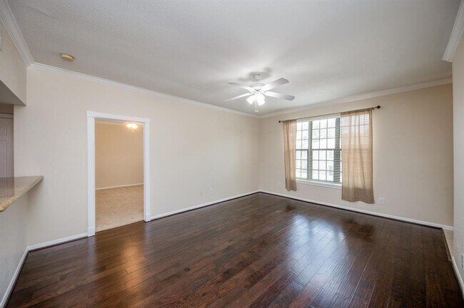 Building Photo - 2255 Braeswood Park Dr