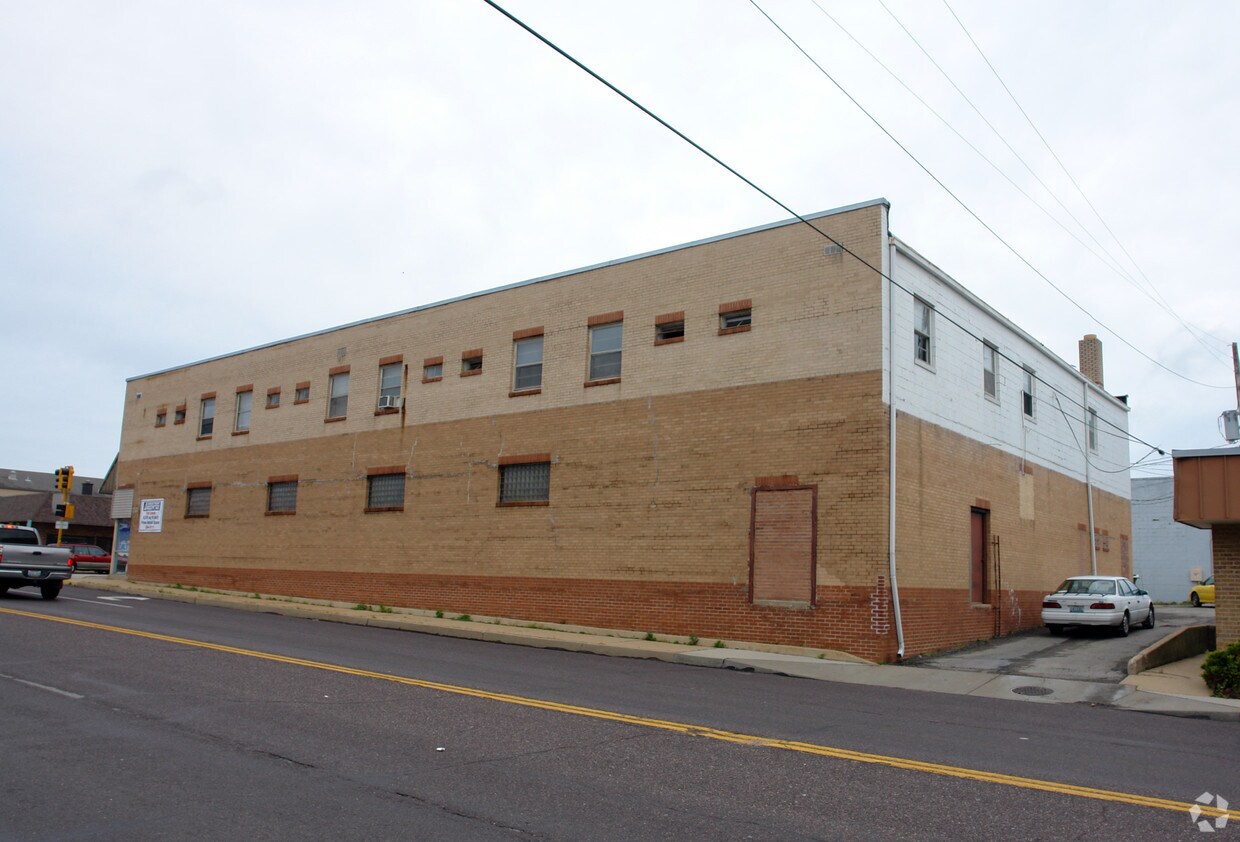 Building Photo - 1000 N Pine St