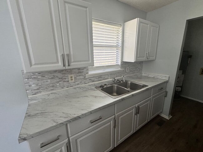 Building Photo - 409 Brown St