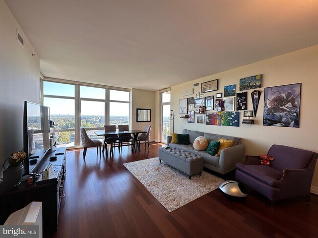 Foto del edificio - 8220 Crestwood Heights Dr