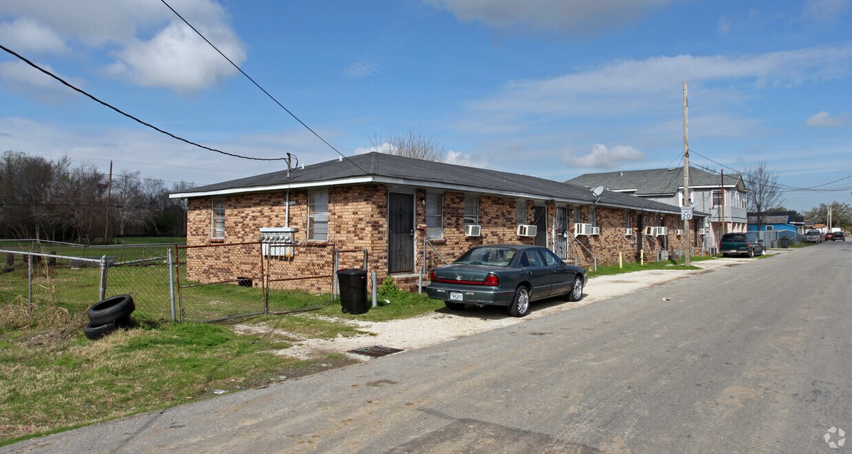 Primary Photo - 545-468 Robinson Ave