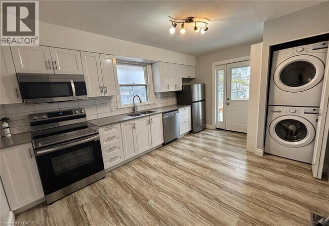 Photo du bâtiment - 140 Byron Ave