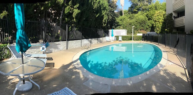 Building Photo - 2510 Torrey Pines Rd