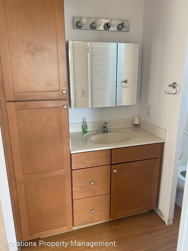 Building Photo - 2 br, 1 bath House - 1122 Elm St. #209