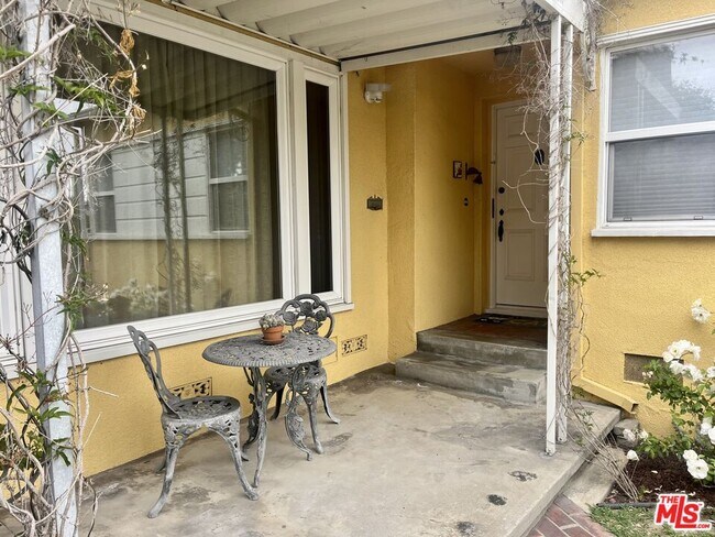 Foto del edificio - 221 W 64th Pl