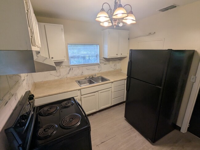 Building Photo - 1411