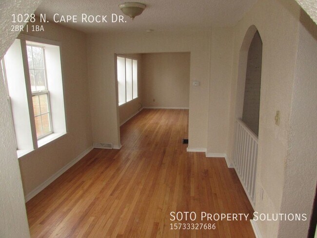 Building Photo - 2BD/1BA House, fresh paint, refinished har...