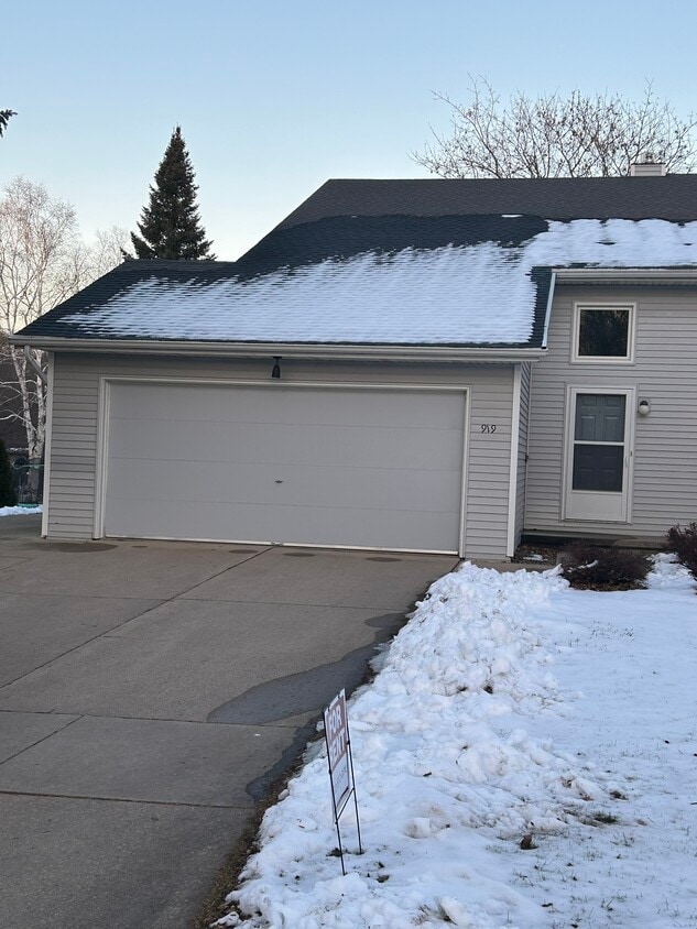 3BD/1.5BA Duplex - 919 Square Ter