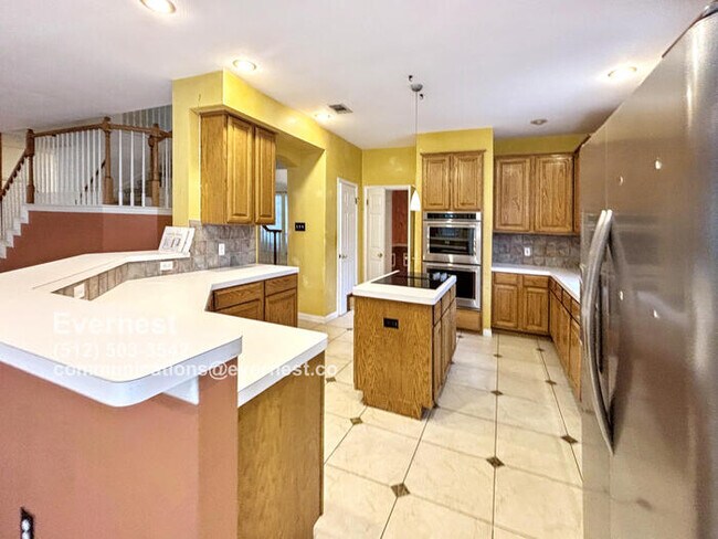 Foto del edificio - Spacious 5-Bedroom Retreat with Modern Com...