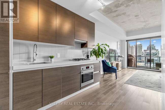 Building Photo - 629 King St W