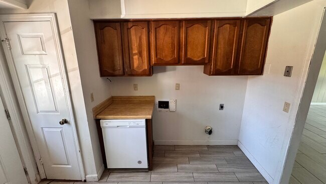 Foto del edificio - 3327 Robinhood Dr