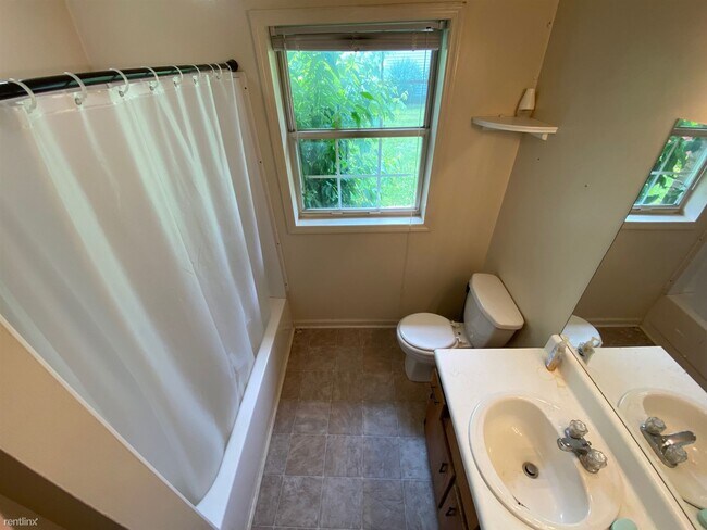 Building Photo - 2 br, 1 bath Duplex - 1294 Kenilwood Way A