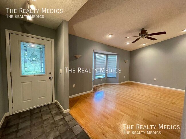 Building Photo - POOL HOME! BEAUTIFUL 3/2 Home in Deltona!!