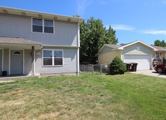 Building Photo - 924 W Belmont Ave