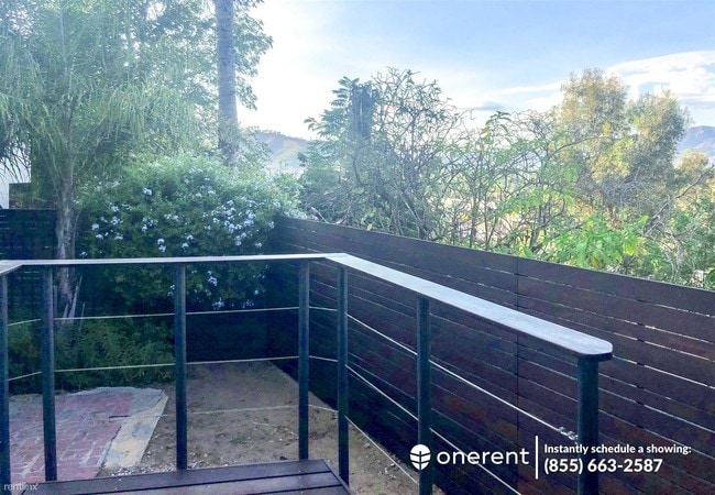 Building Photo - 3 br, 2 bath Duplex - 2614 Adelbert Avenue -