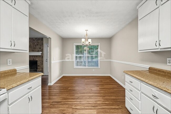 Building Photo - 1500 Chalet Cir