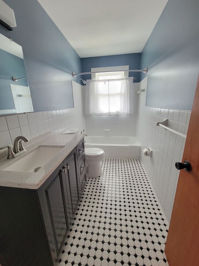 Foto del edificio - Renovated Upper Level Duplex - Armatage Neighborhood
