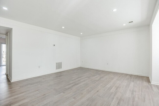 Building Photo - Newly updated 3Bd/2.5 Bth TH in the sought...