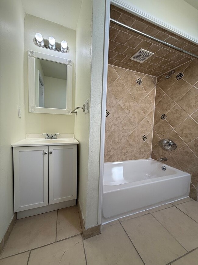 Building Photo - Updated 4BR / 2 Bath Home with off-street parking!