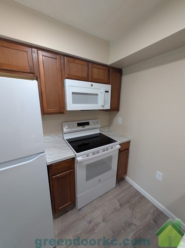 Building Photo - 420 Holiday Dr
