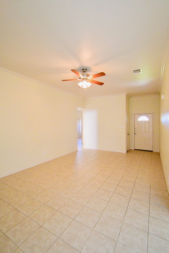 Foto del edificio - Lovely 3 bedroom 2 bathroom 2 car garage h...
