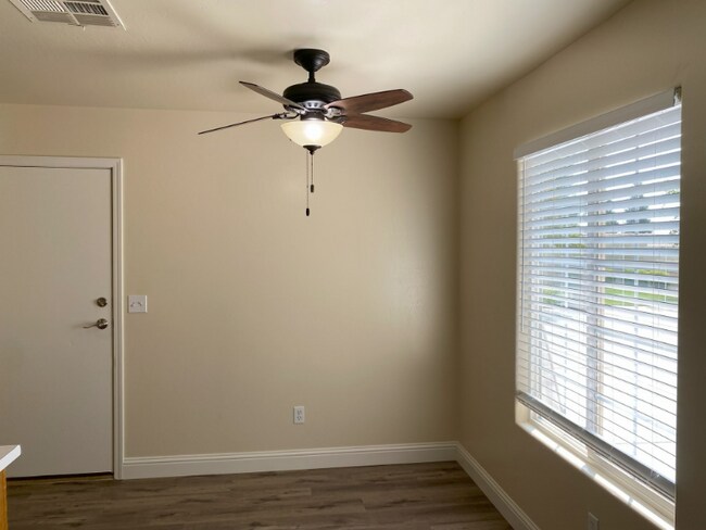 Foto del edificio - 725 Greenwood Meadow Ln