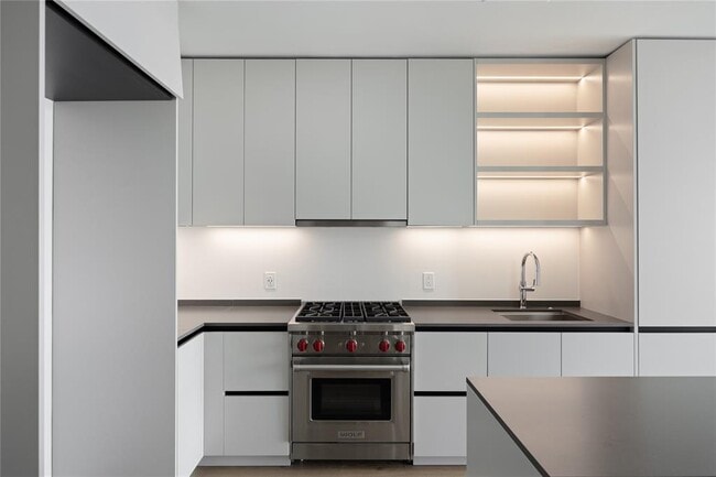 Building Photo - 610 Davis St