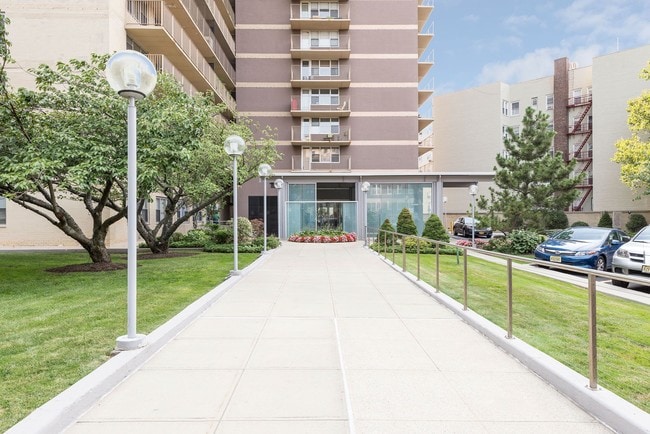 Building Photo - 6040 Boulevard E