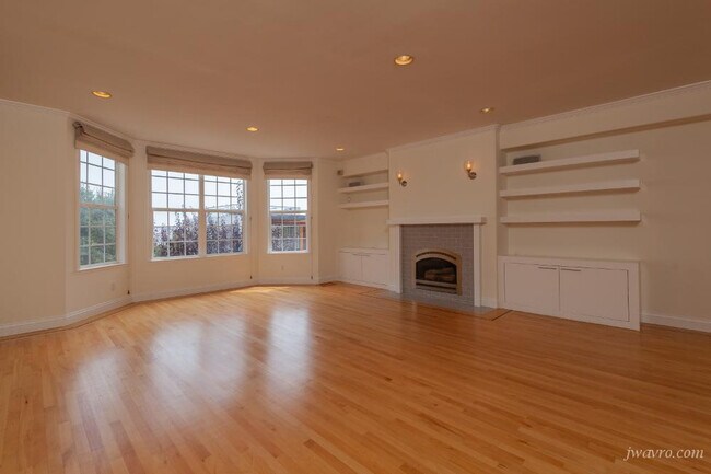 Building Photo - 170 Brewster St