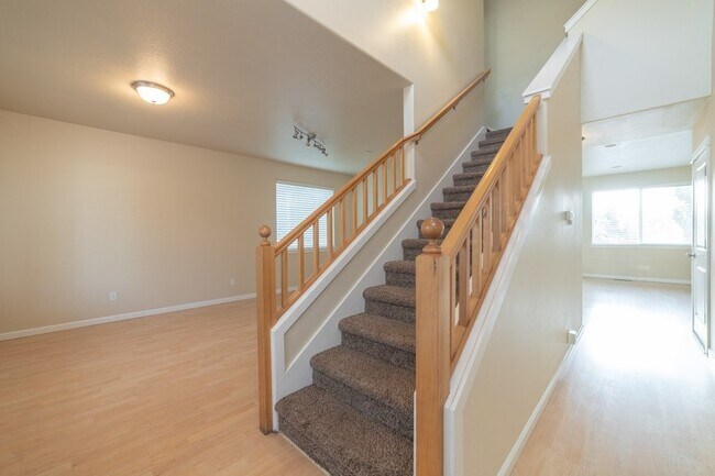 Building Photo - Spacious 4 bedroom home, Office and Bonus ...