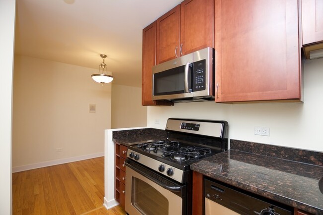 Building Photo - 628 W Wrightwood Ave