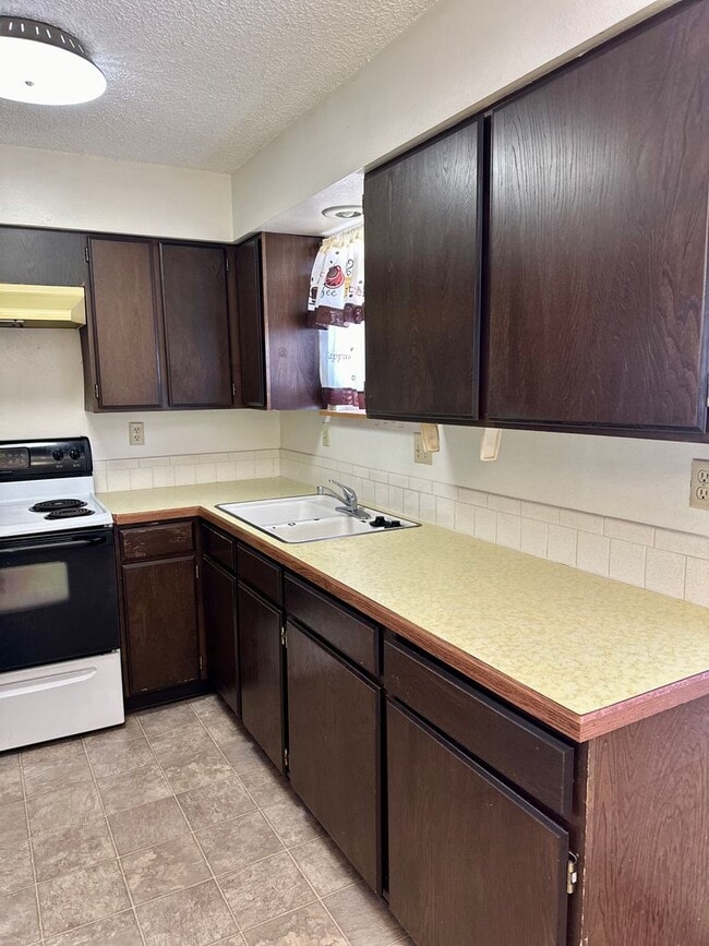 Foto del edificio - Hard to find 2 bdrm, 1.5 bath unit with water, sewer, and garbage.  Onsite laundry and A/C!