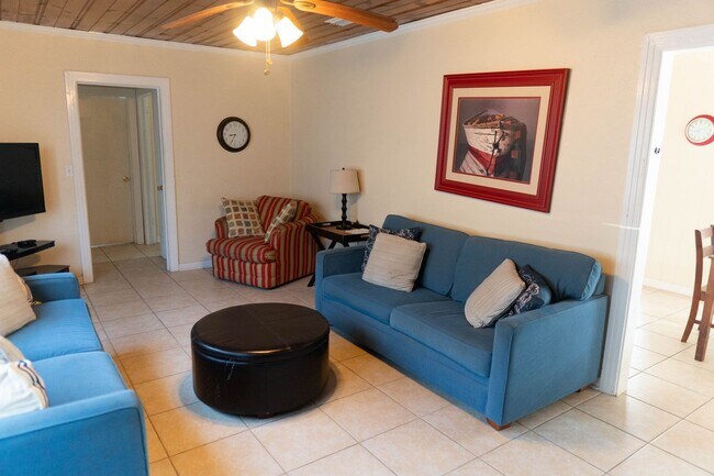Foto del edificio - Cute 3-Bedroom Steps from the Sand!