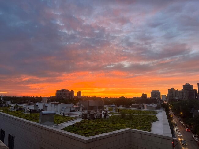 Sunset west view - 2042 N Clark St