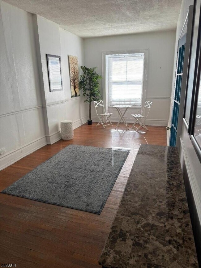 Foto del edificio - 210 W State St