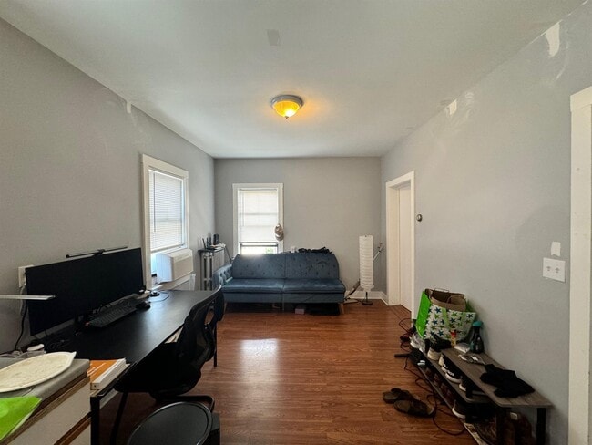 Building Photo - 567 Putnam Ave
