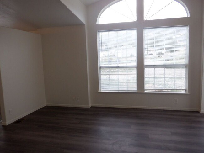 Building Photo - 3 Bedroom 2 bath Home Enoch